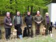 Vinderplaceringer på C-prøven i Bornholm d. 10-05-2015. Fra højre 1. vinder Marianne Graversen med <a href="/ajaxhund.php?hund=Ravensbank%20Wicked" data-toggle="modal" data-target="#myModal" data-remote="false" >Ravensbank Wicked (Wicked)</a>, 2. vinder Frank Graversen med <a href="/ajaxhund.php?hund=Ravensbank%20Fay" data-toggle="modal" data-target="#myModal" data-remote="false" >4RM2014 Ravensbank Fay (Fay)</a>, 3. vinder Preben Jørgensen med Flatcoated Retriever Skattkammarens Maxwell Klinger, og 4. vinder Elna Juhl med <a href="/ajaxhund.php?hund=Ravensbank%20Express" data-toggle="modal" data-target="#myModal" data-remote="false" >Ravensbank Express (Chilli)</a>. Dommeren i midten er Ulf Hammarström, Sverige. <span id="copyright">&copy;DRK Bornholm</span>